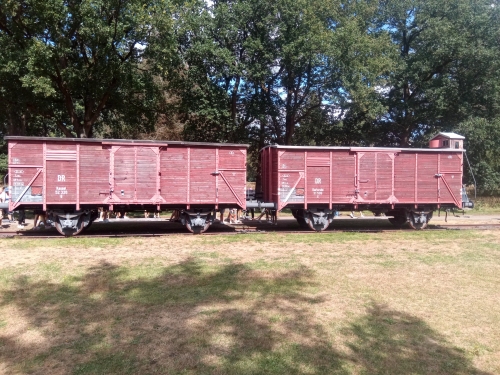 Waggons an der Stelle, wo früher die Transporte abgefahren sind